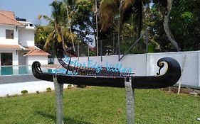 Water'S Edge Villas
